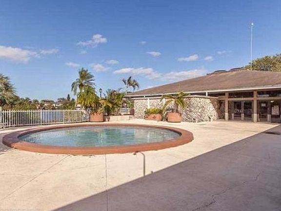 Kids Pool & Comm Center