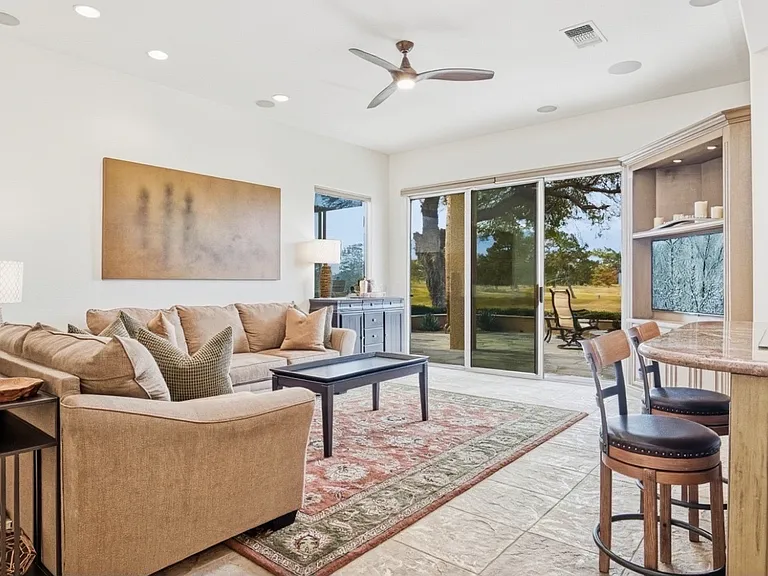 42 Colonial Dr — Photo 4
