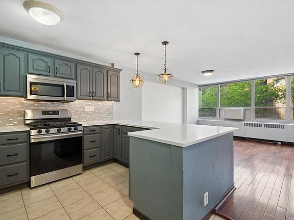 3rd image of 3950 N Lake Shore Dr APT 205