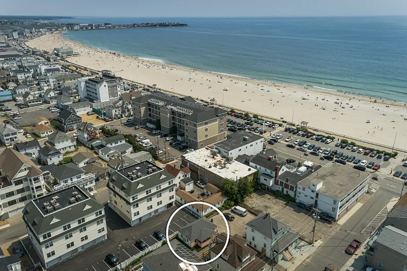 3 bed, $2,400 — Photo 2