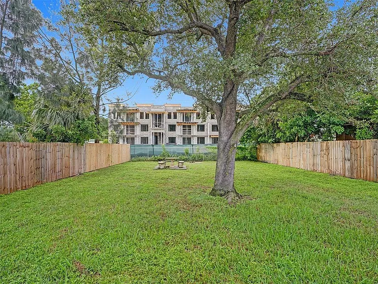 740 SW 10th St — Photo 9