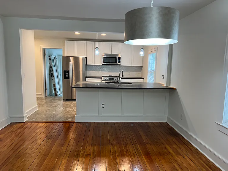 913 Montrose Ave — Photo 11