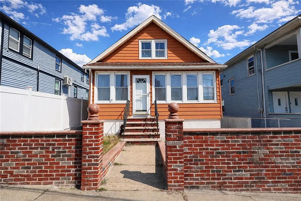 101 Smith Pl photo 1