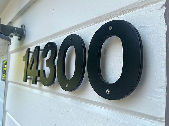 Bold numbering of the house