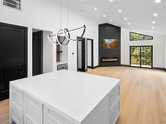 3rd image of 129 Winding Ln