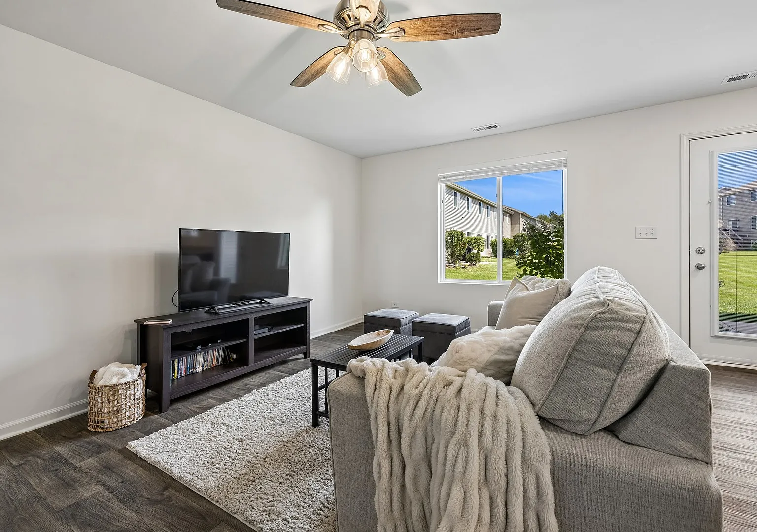 2 bed, 2.5 bath, 1359 sqft, $2,600 — Photo 4