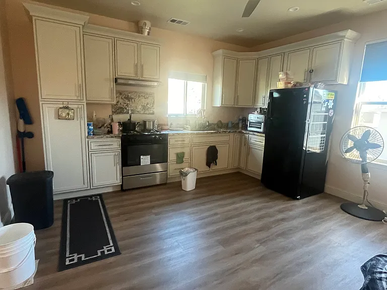696 Vine St — Photo 6