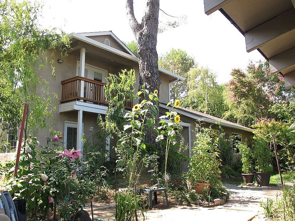 Shady hidden 2 story, master upstair w/ view city lights and Mt Lassen