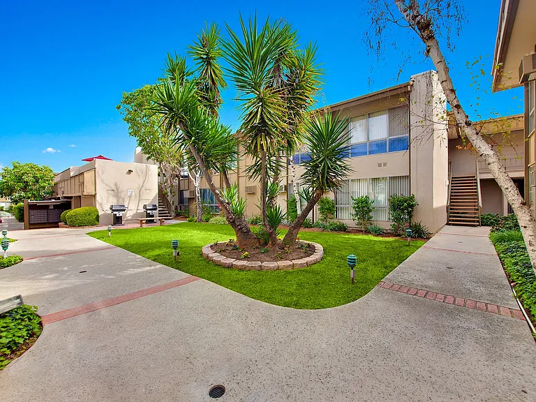5830 Reseda Boulevard — Photo 69