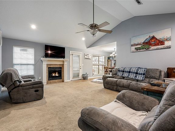 3rd image of 715 Hankins Ave
