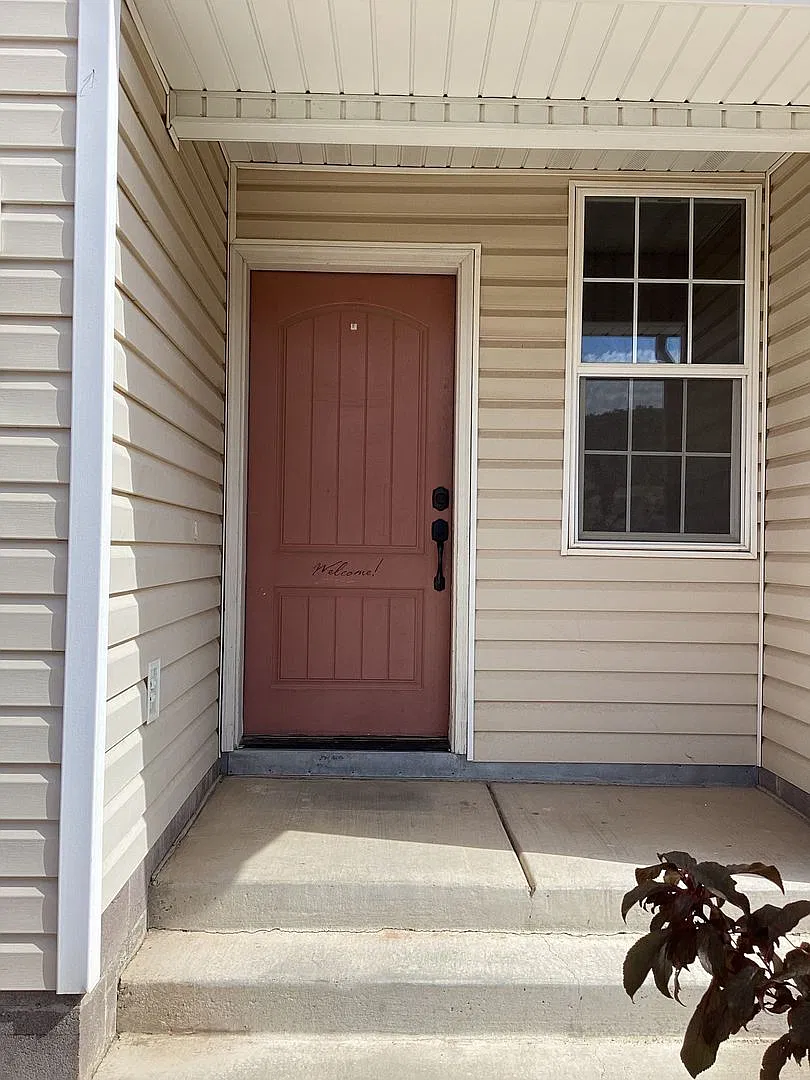 Beautiful 3-Bedroom Townhome in Cedar City $1,650/Month! — Photo 2