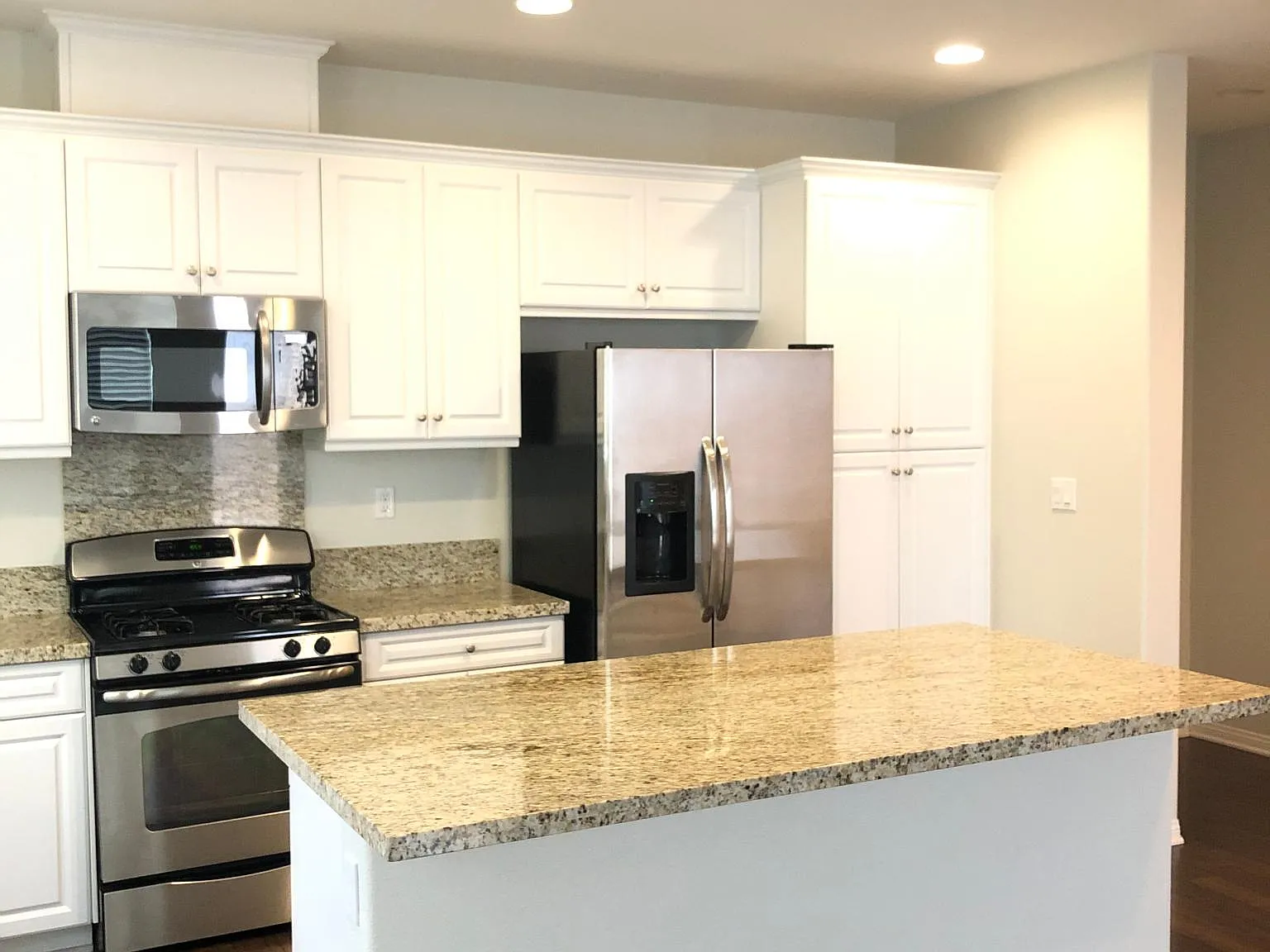 4 bed, 1786 sqft, $4,295 — Photo 3
