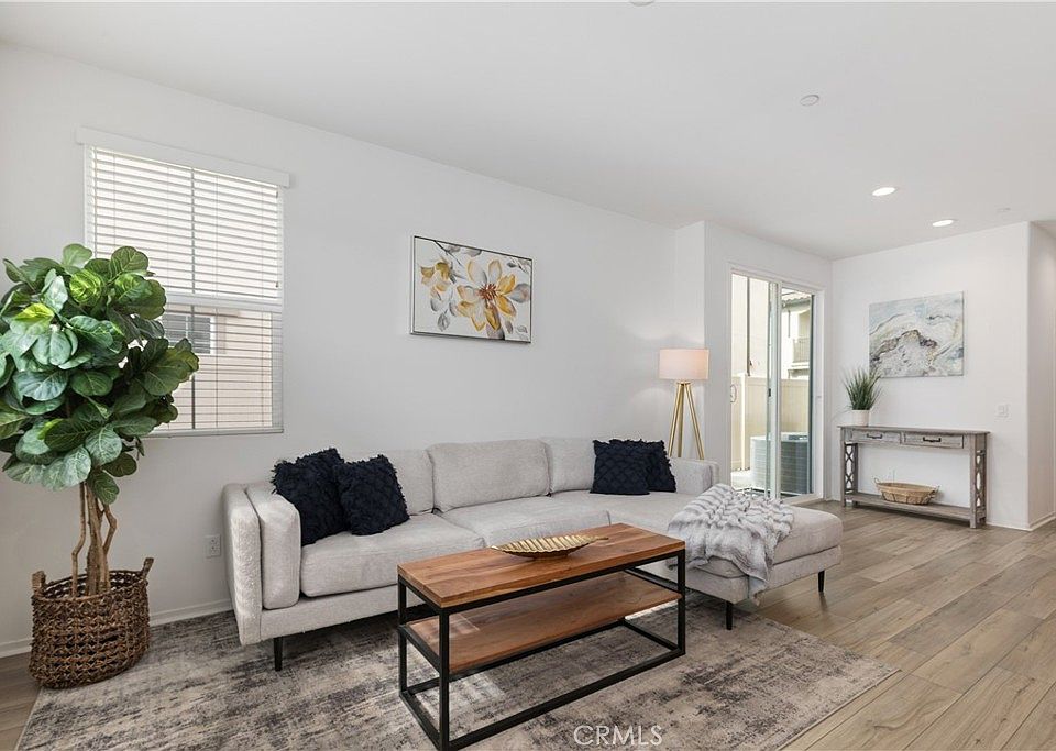 1st image of 45582 Calle Luna