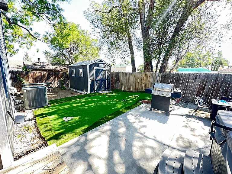Cute little shed in the yard, BBQ grill and some outdoor furniture to enjoy!
