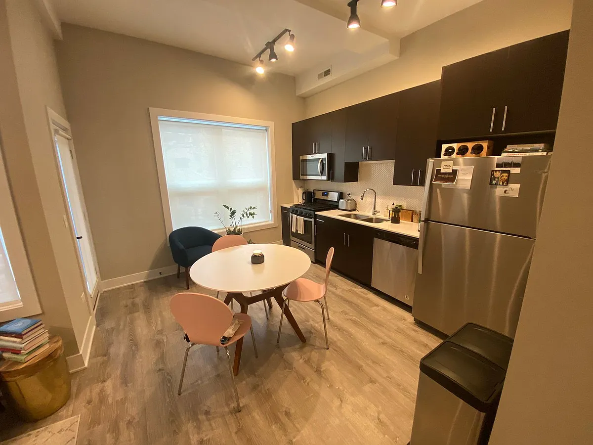 Building Photo - 935 W Belle Plaine Ave #204