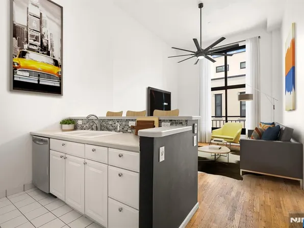 518-536 Gregory Ave #A425, Weehawken, NJ 07086