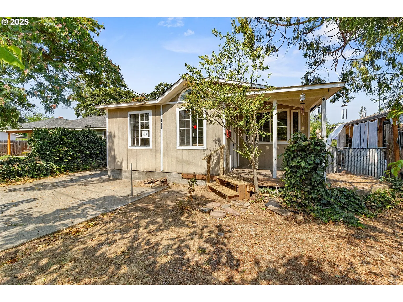 741 Hazel St photo 1