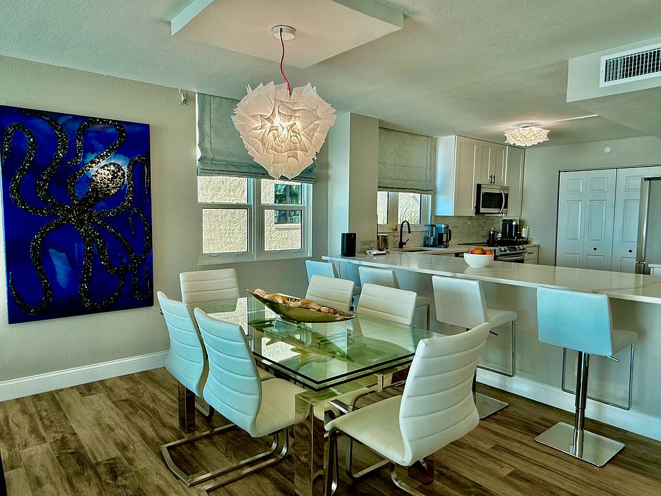 Expandable dining