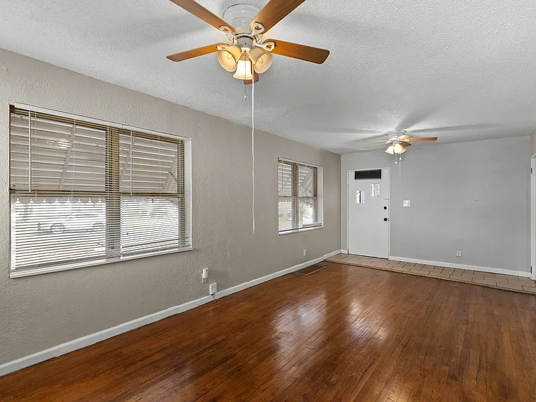 323 Ames Pl — Photo 4
