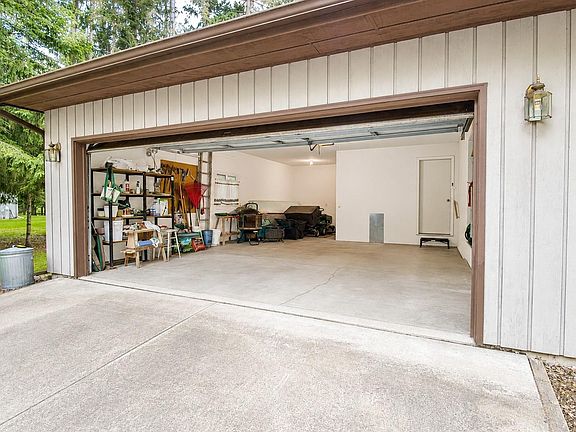 3rd image of 185 Forest Cir