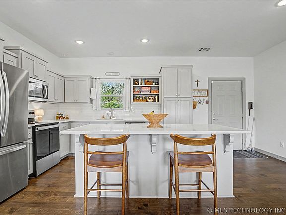 3rd image of 5037 W Hilton Rd