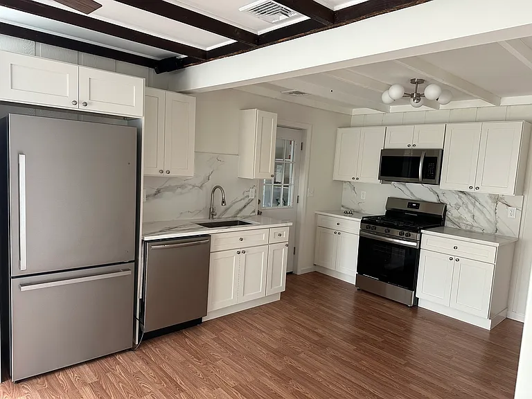 128 Royal Ave — Photo 1