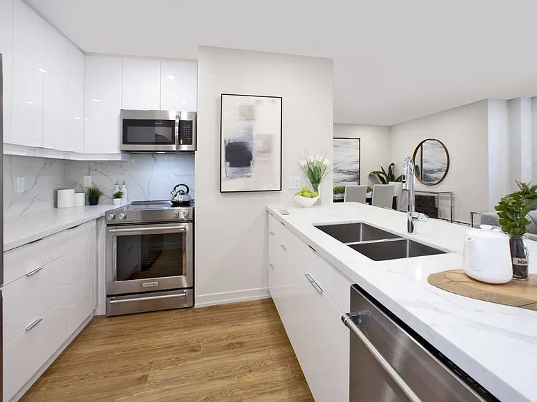 565 Avenue Rd — Photo 13