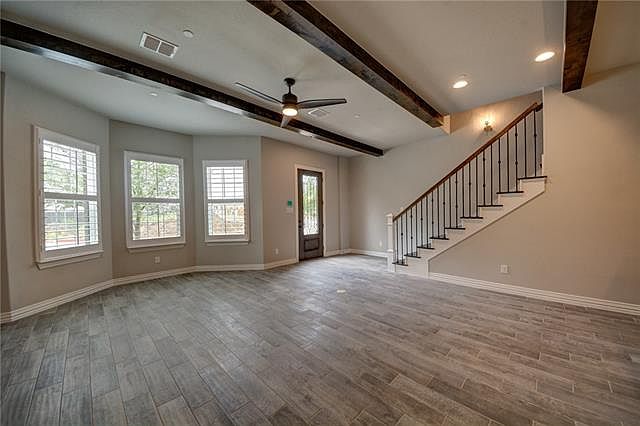 1st image of 404 Crockett Cir