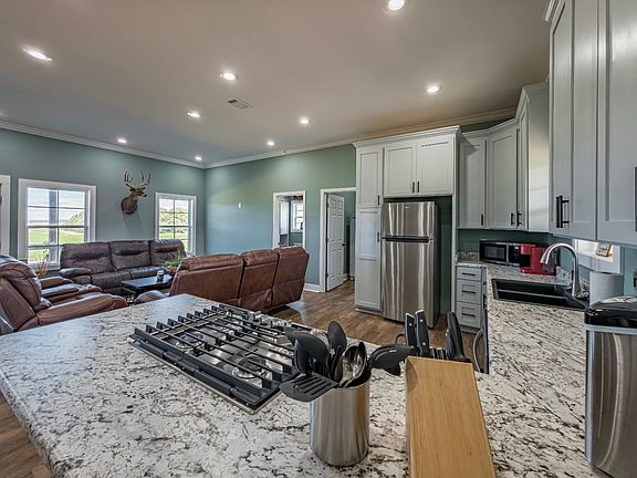 14th image of Pineknoll Rd