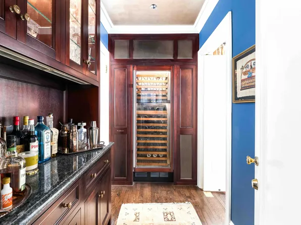 875 Park Avenue image 6 of 22