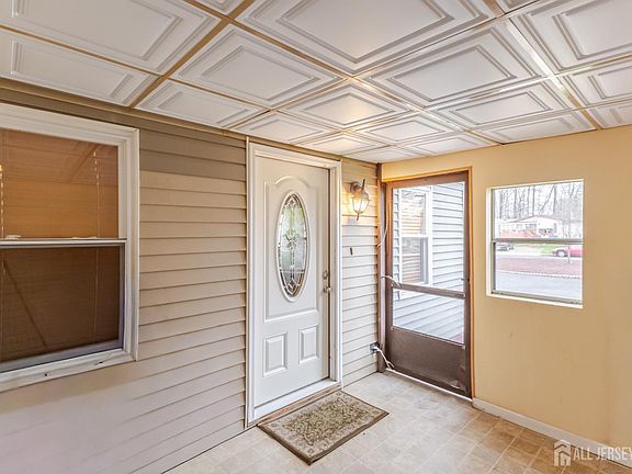 4th image of 32 Whitman Rd