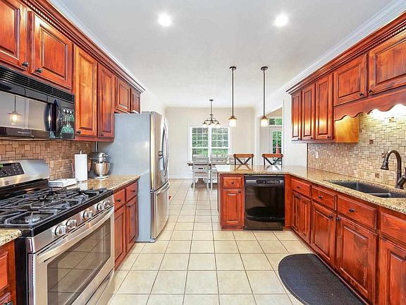 5th image of 186 Willowridge Cres