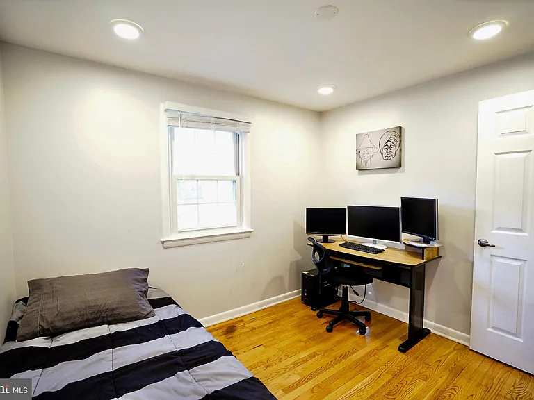 4218 University Dr — Photo 16