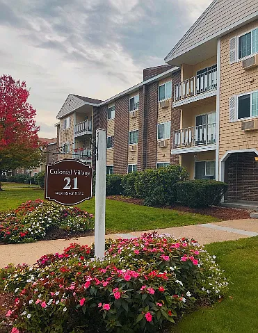 Colonial Village Apartments — Photo 2
