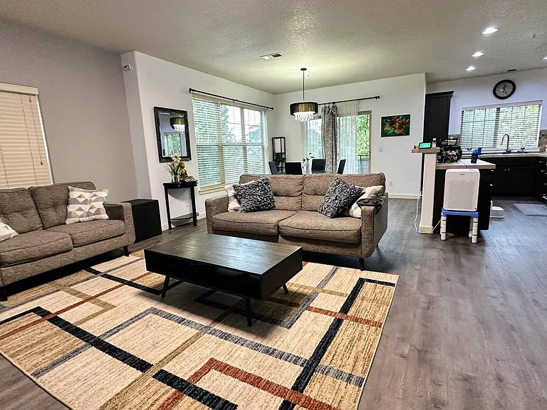783 NE Adwick Dr — Photo 5