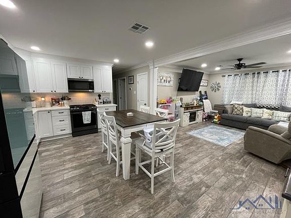 3rd image of 221 Holiday Dr