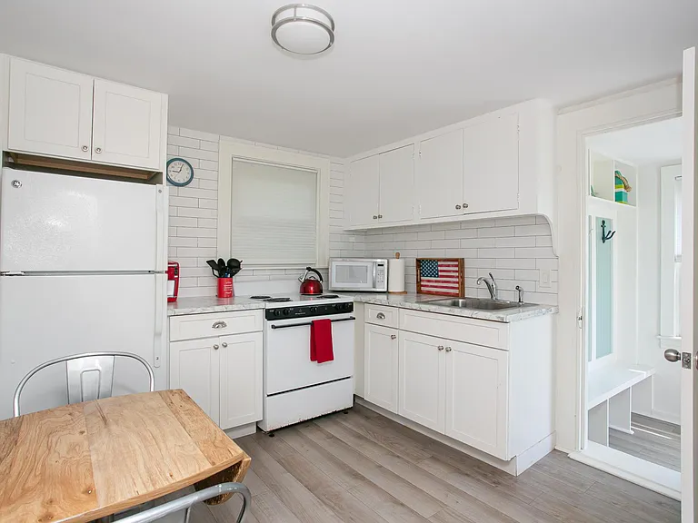 113 Aquidneck Ave — Photo 8