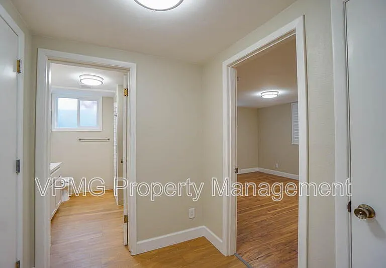 2218 E 18th St #B — Photo 15