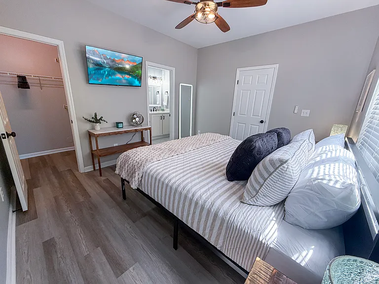 Primary King Bedroom, Downstairs, with ensuite bath, walk in closet, Smart RoKu TV, Touch LED Full-lenth mirror, plush linens