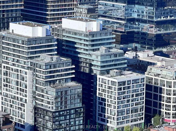 60 Princess St #1721, Toronto, ON M5A 2C7