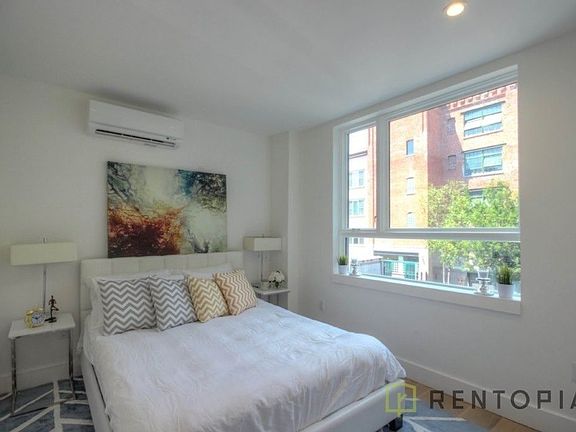 5th image of 10 Lexington Ave #3V