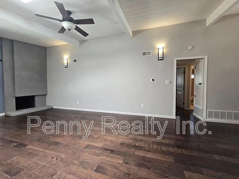3 bed, 2.0 bath, 1492 sqft, $4,295 — Photo 4