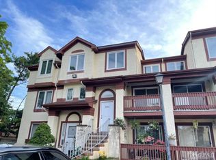 302 Michaels Ct, Woodbridge, NJ 07095
