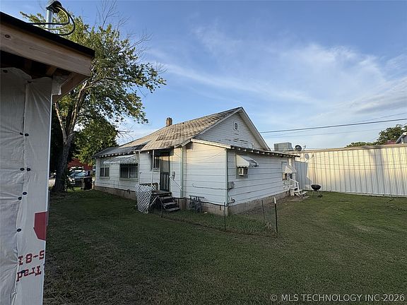 3rd image of 113 W Jackson St