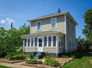 24 Linden St W, Three Oaks, MI 49128