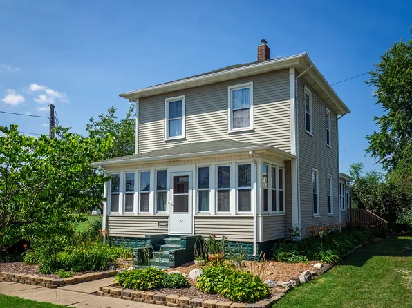 24 Linden St W, Three Oaks, MI 49128