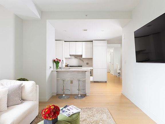 4th image of 135 Seaport Blvd #708