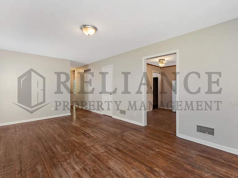 1122 S Quentin St — Photo 2