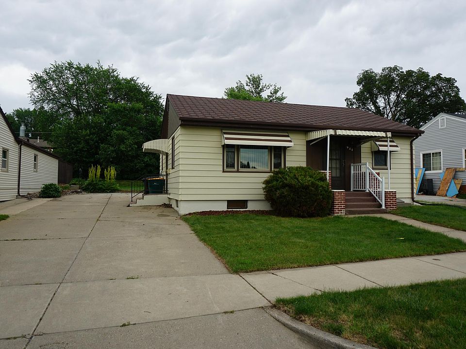 Great ranch style, pet friendly home on a quiet, dead-end street next to Lions Park.