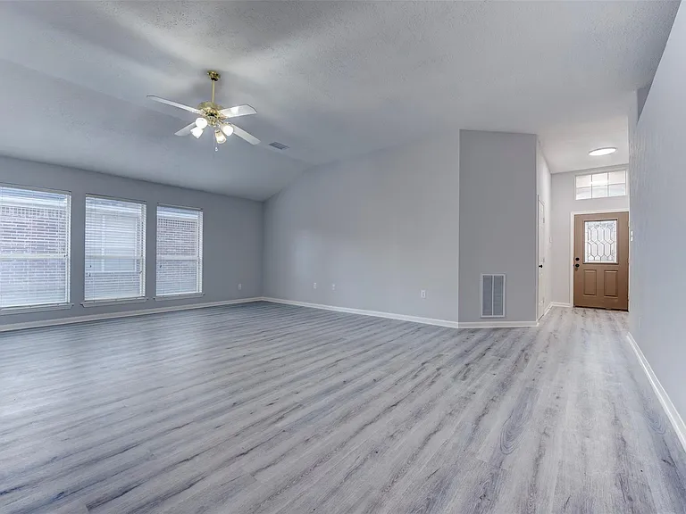 9026 Eaglecove Dr — Photo 9